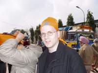 Stefan mit Kopfbedeckung für den Tempel